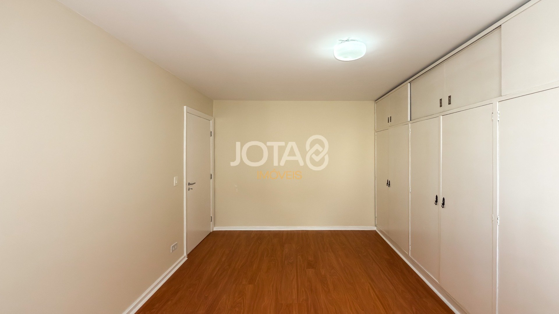 APARTAMENTO ENSOLARADO COM 3 QUARTOS