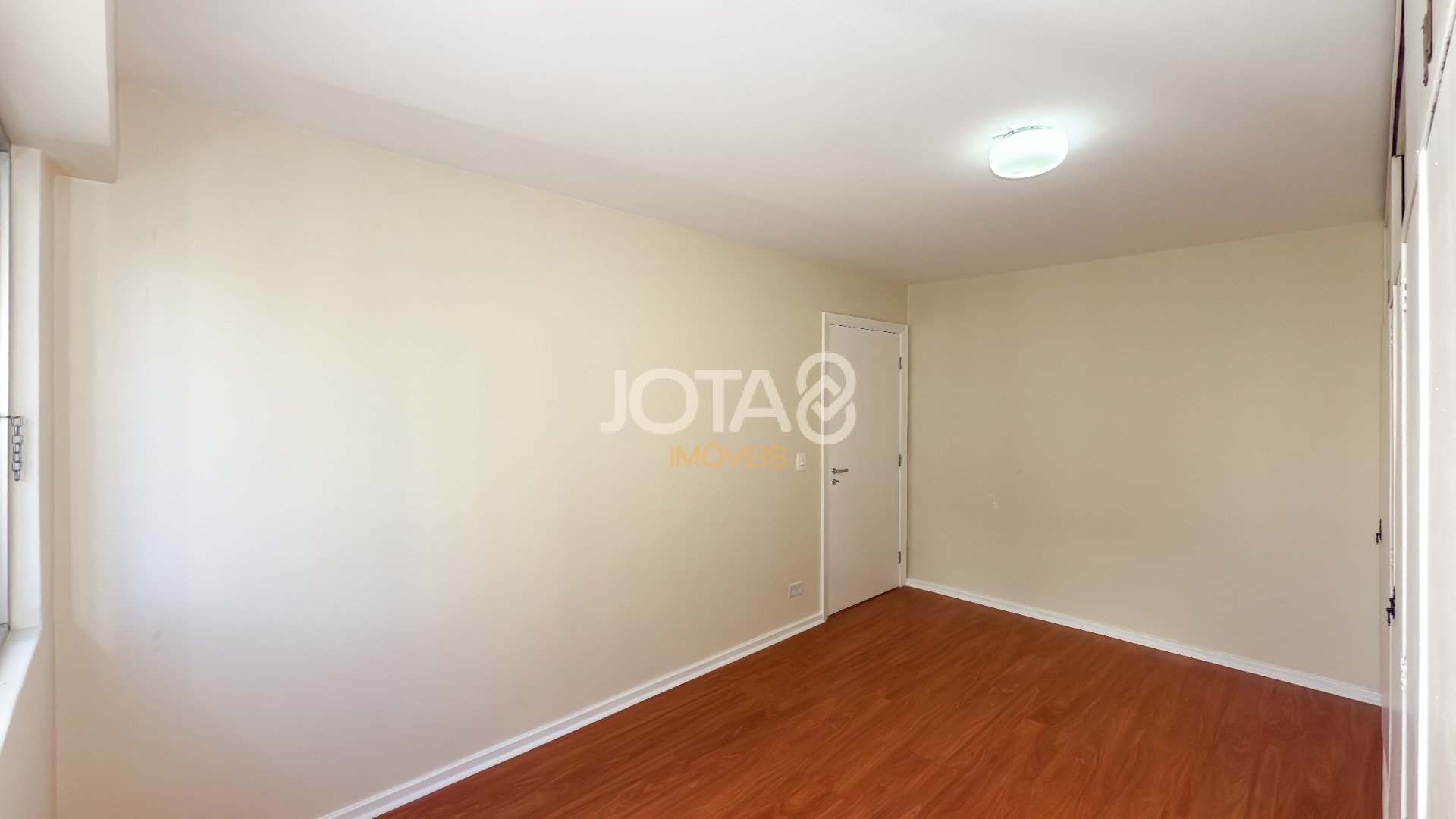 APARTAMENTO ENSOLARADO COM 3 QUARTOS