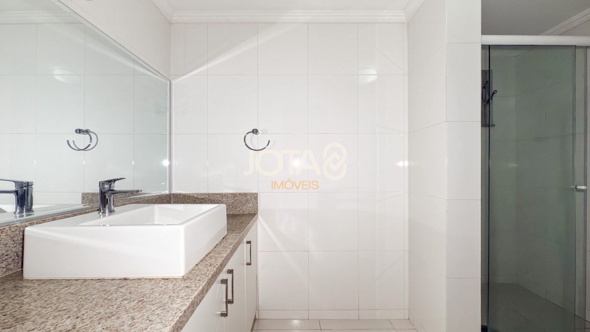 APARTAMENTO ENSOLARADO COM 3 QUARTOS