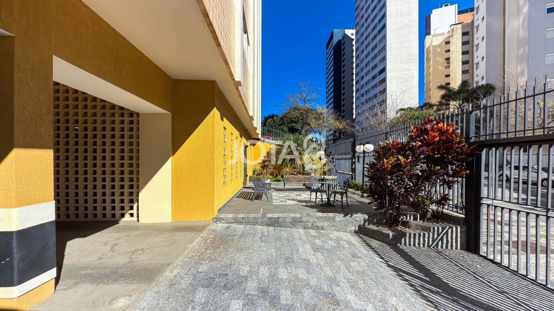 APARTAMENTO ENSOLARADO COM 3 QUARTOS