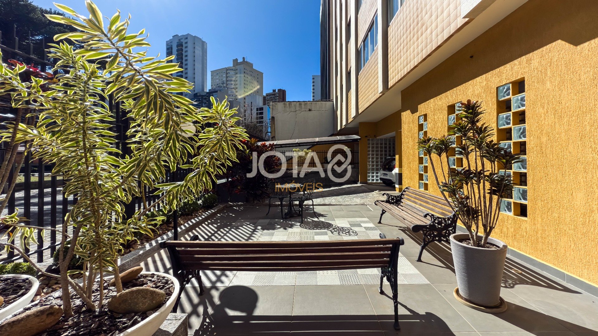 APARTAMENTO ENSOLARADO COM 3 QUARTOS