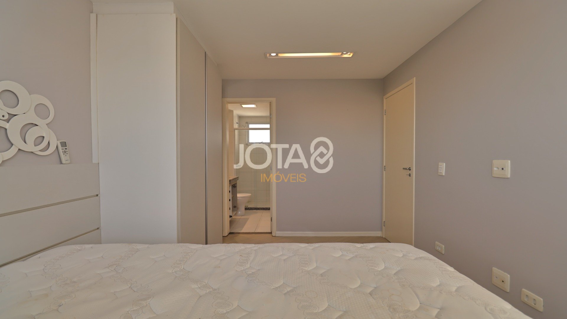 LINDO APARTAMENTO EM CONDOMÍNIO CLUBE