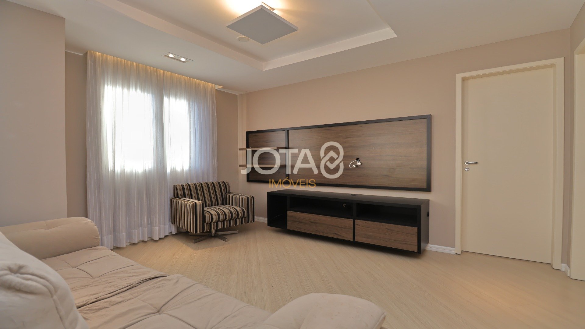 LINDO APARTAMENTO EM CONDOMÍNIO CLUBE