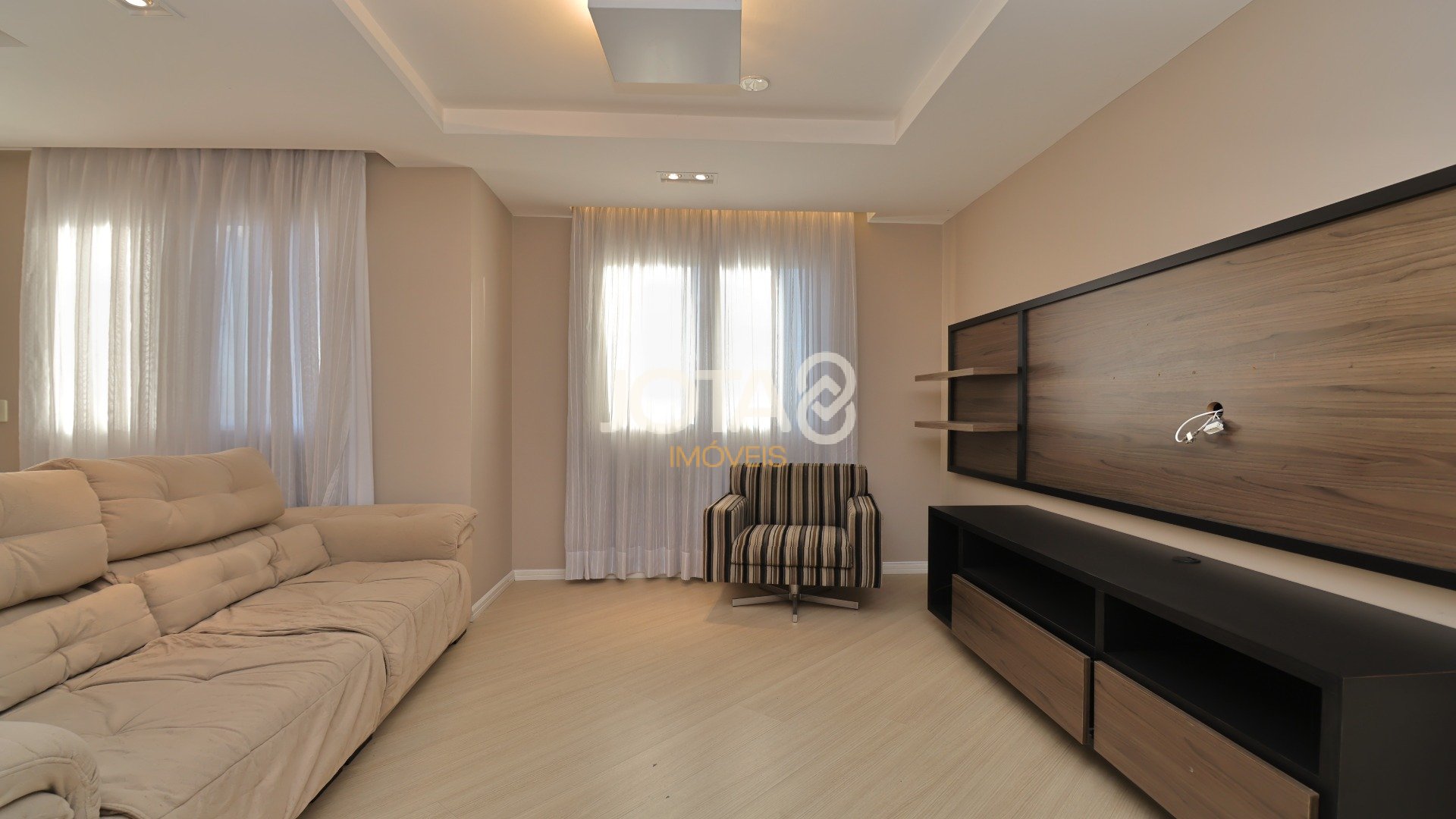 LINDO APARTAMENTO EM CONDOMÍNIO CLUBE