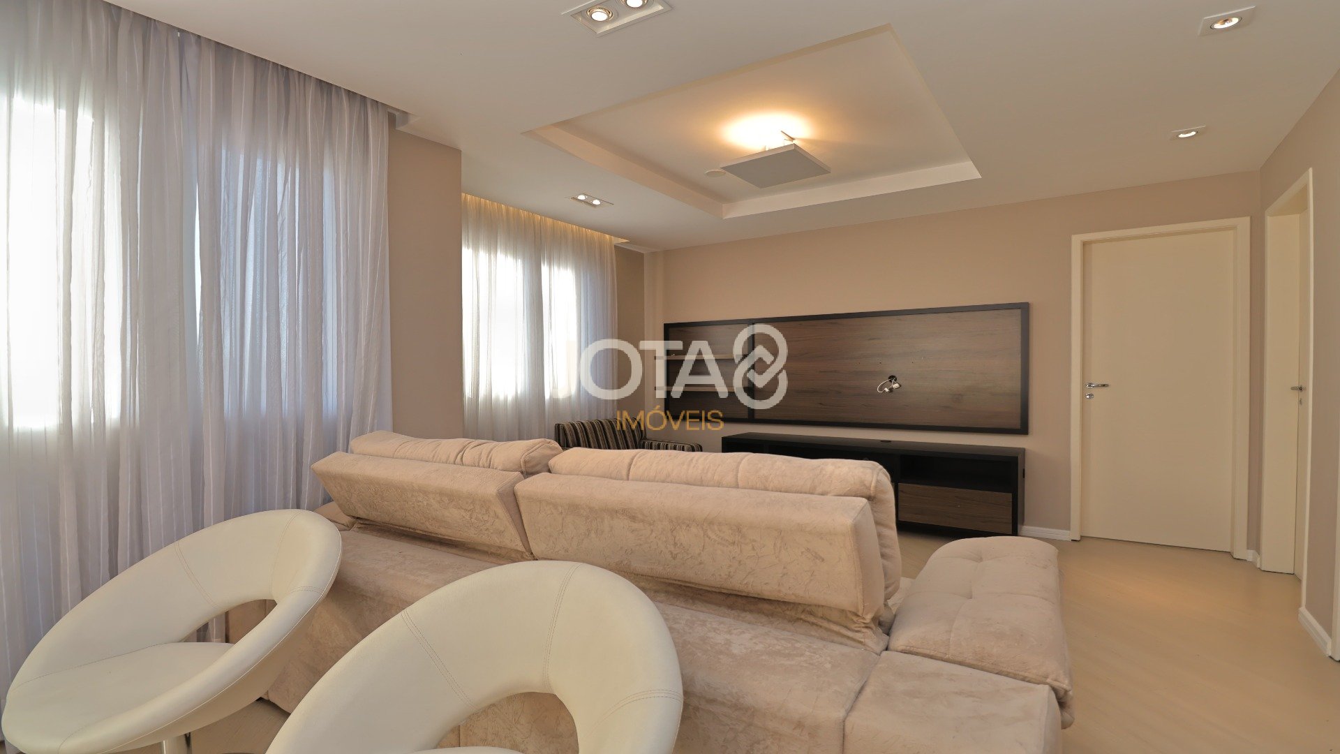 LINDO APARTAMENTO EM CONDOMÍNIO CLUBE