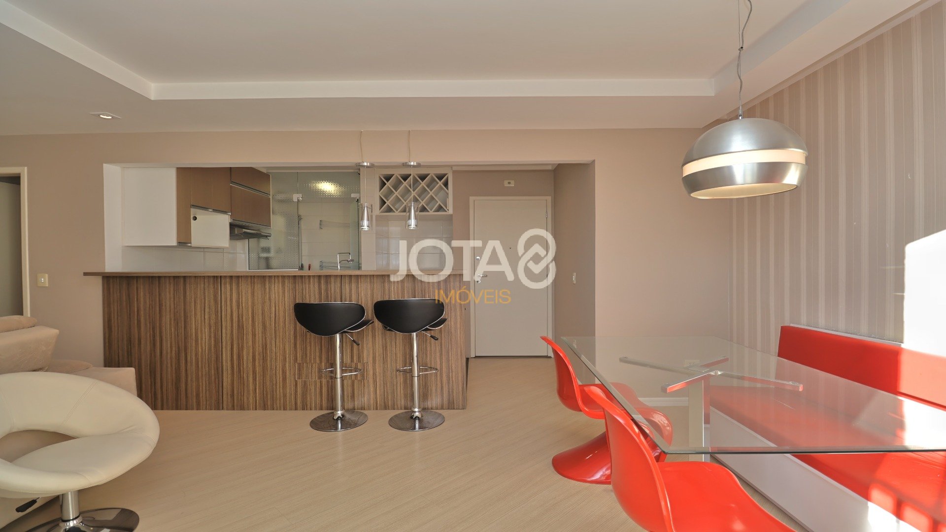 LINDO APARTAMENTO EM CONDOMÍNIO CLUBE