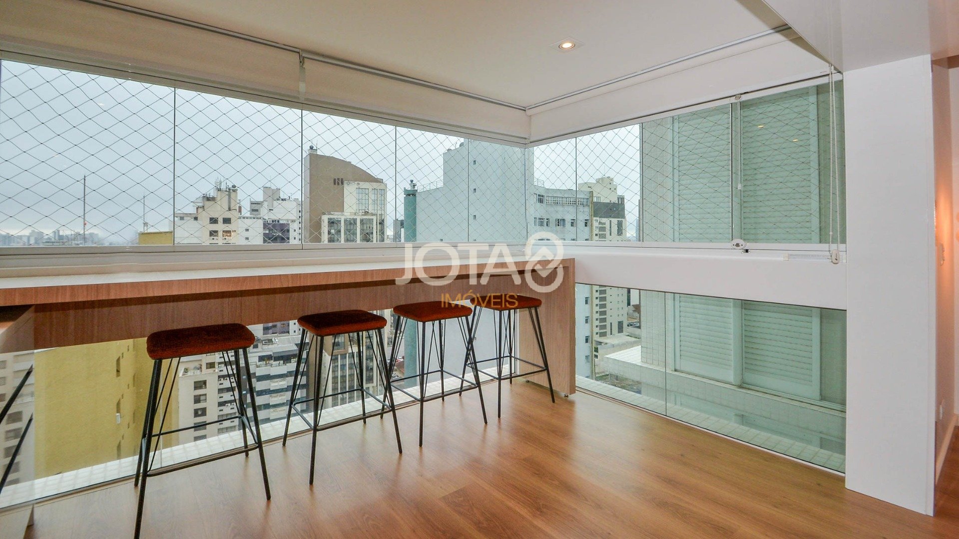 APARTAMENTO FACE NORTE AO LADO DA PRAÇA DO JAPÃO!