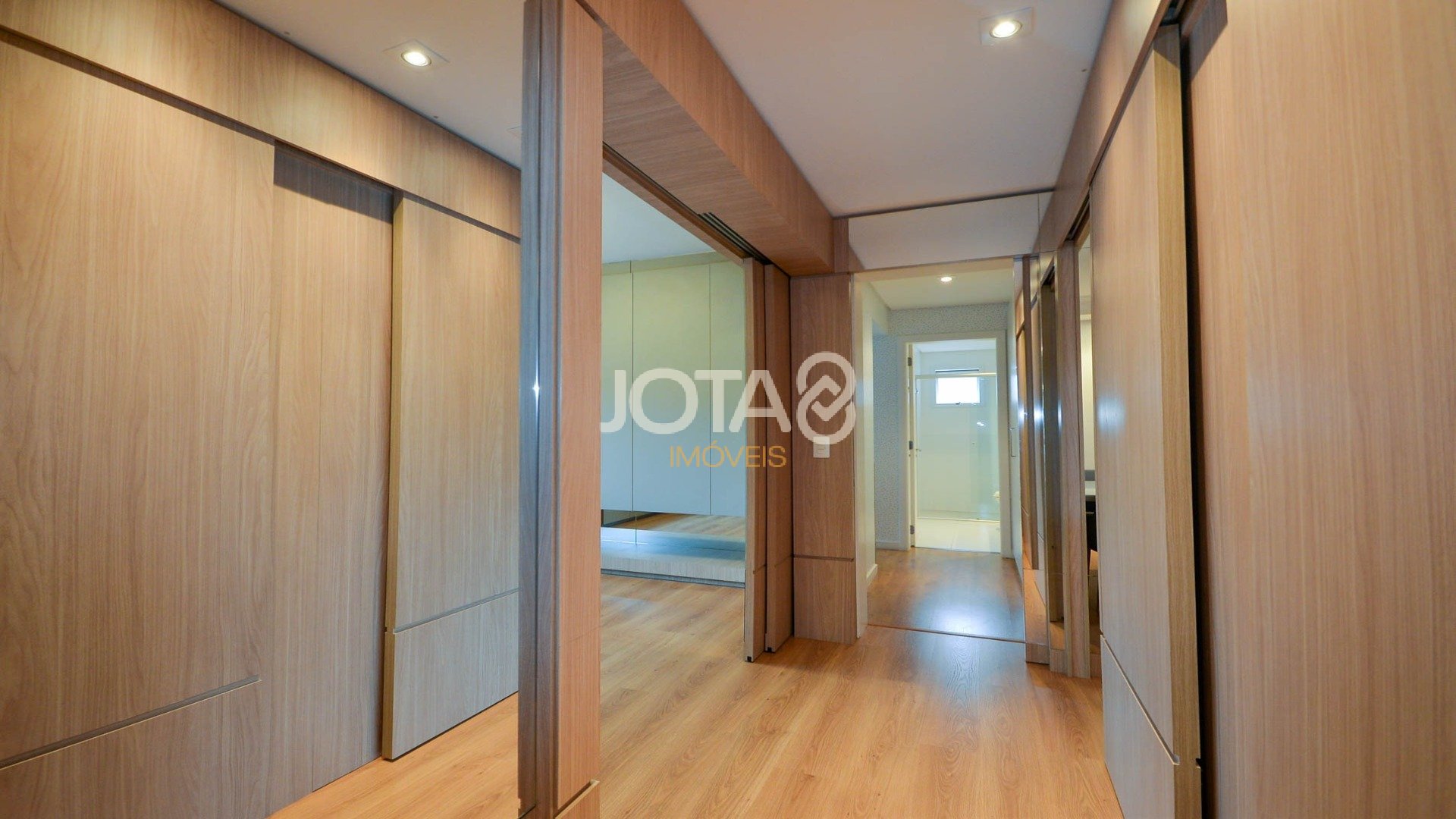 APARTAMENTO FACE NORTE AO LADO DA PRAÇA DO JAPÃO!