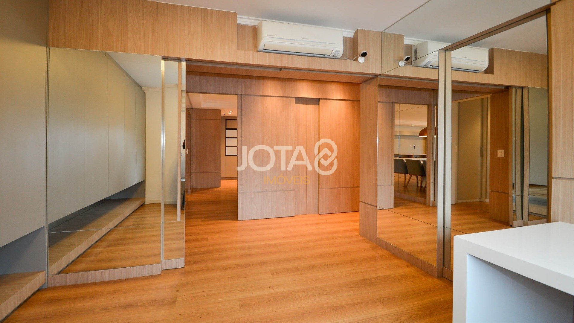 APARTAMENTO FACE NORTE AO LADO DA PRAÇA DO JAPÃO!