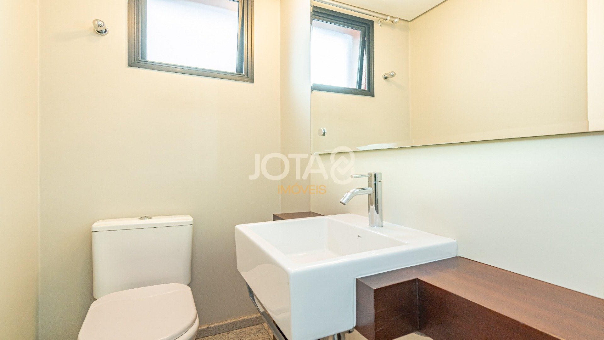 APARTAMENTO 3 QUARTOS E 3 VAGAS NO BATEL