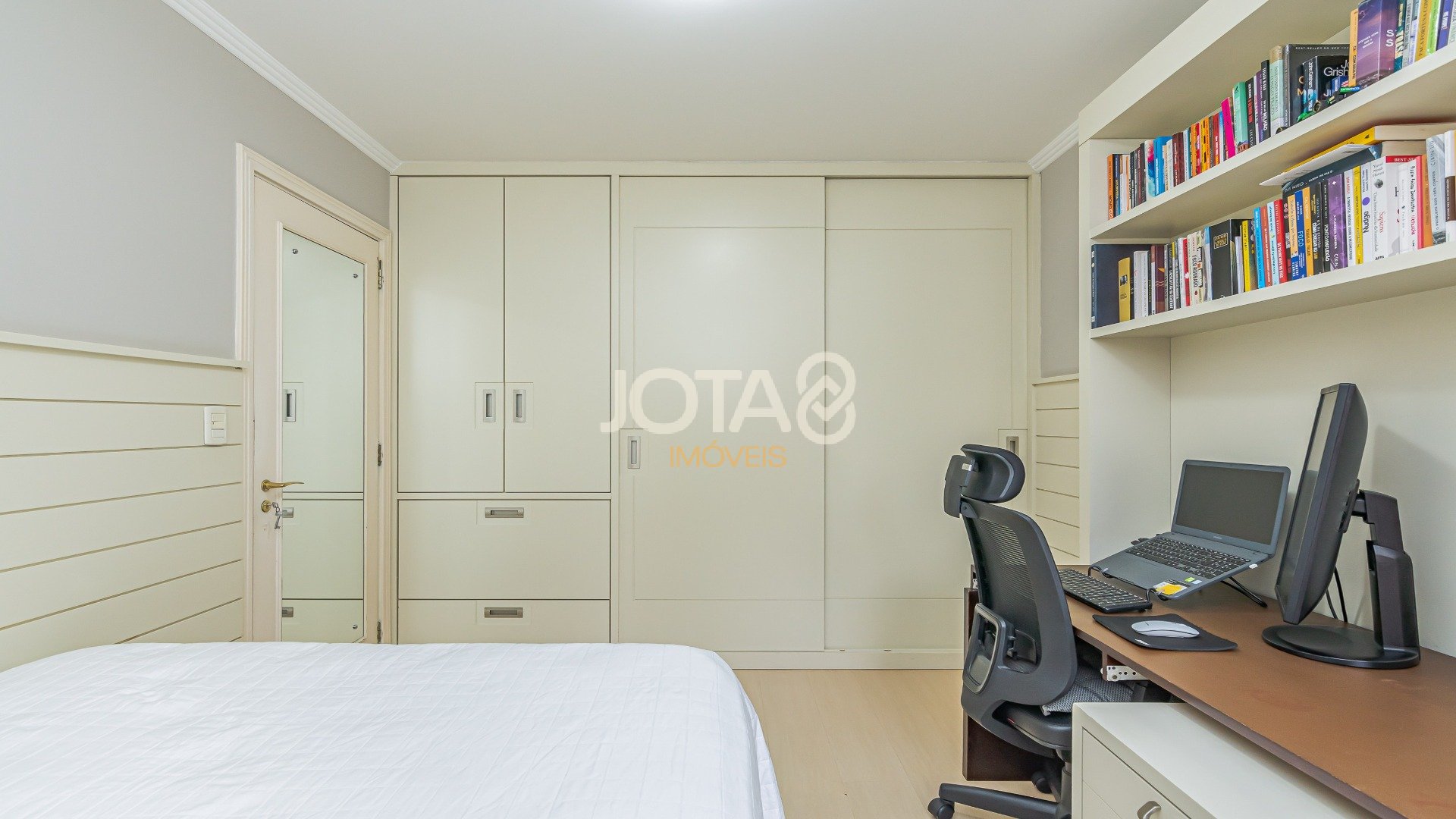 APARTAMENTO 3 QUARTOS E 3 VAGAS NO BATEL