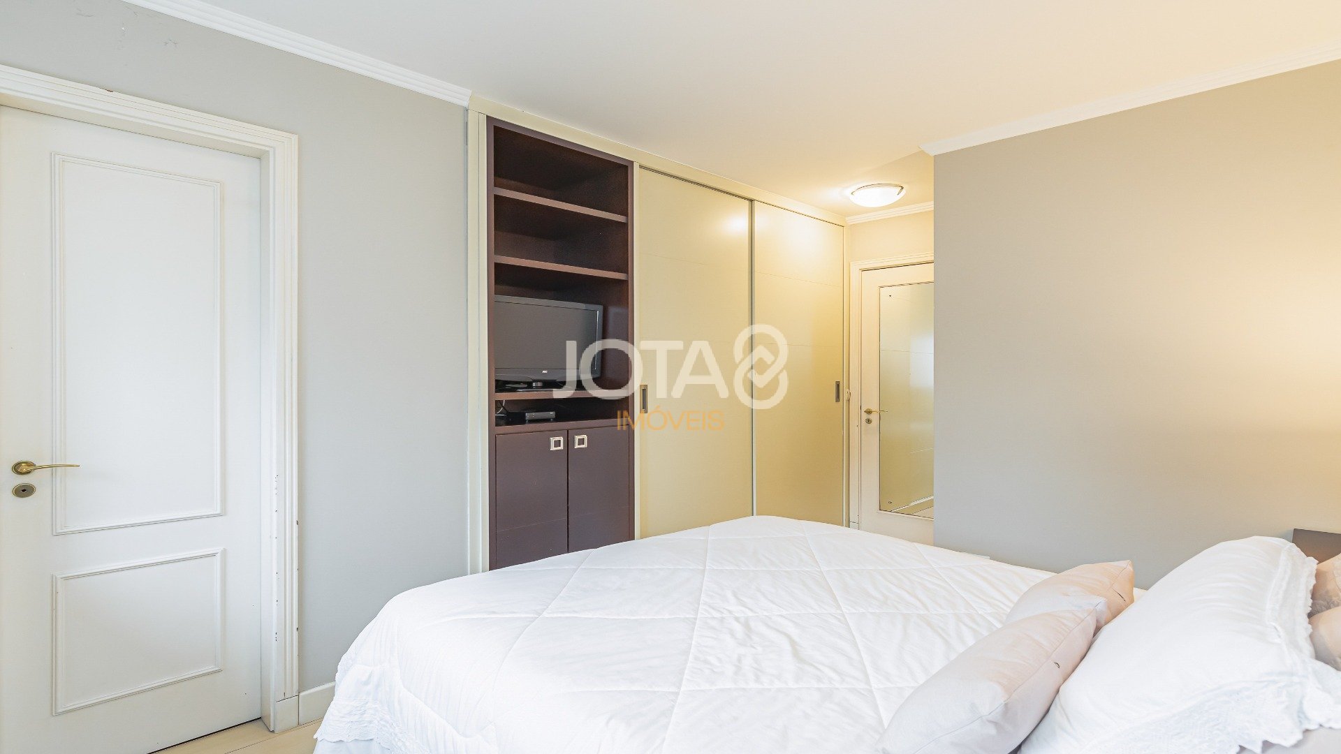 APARTAMENTO 3 QUARTOS E 3 VAGAS NO BATEL