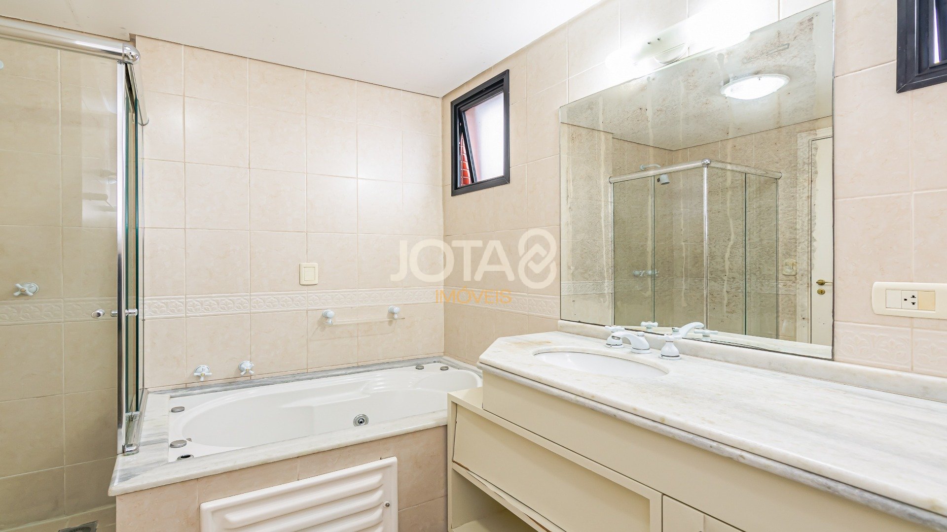 APARTAMENTO 3 QUARTOS E 3 VAGAS NO BATEL