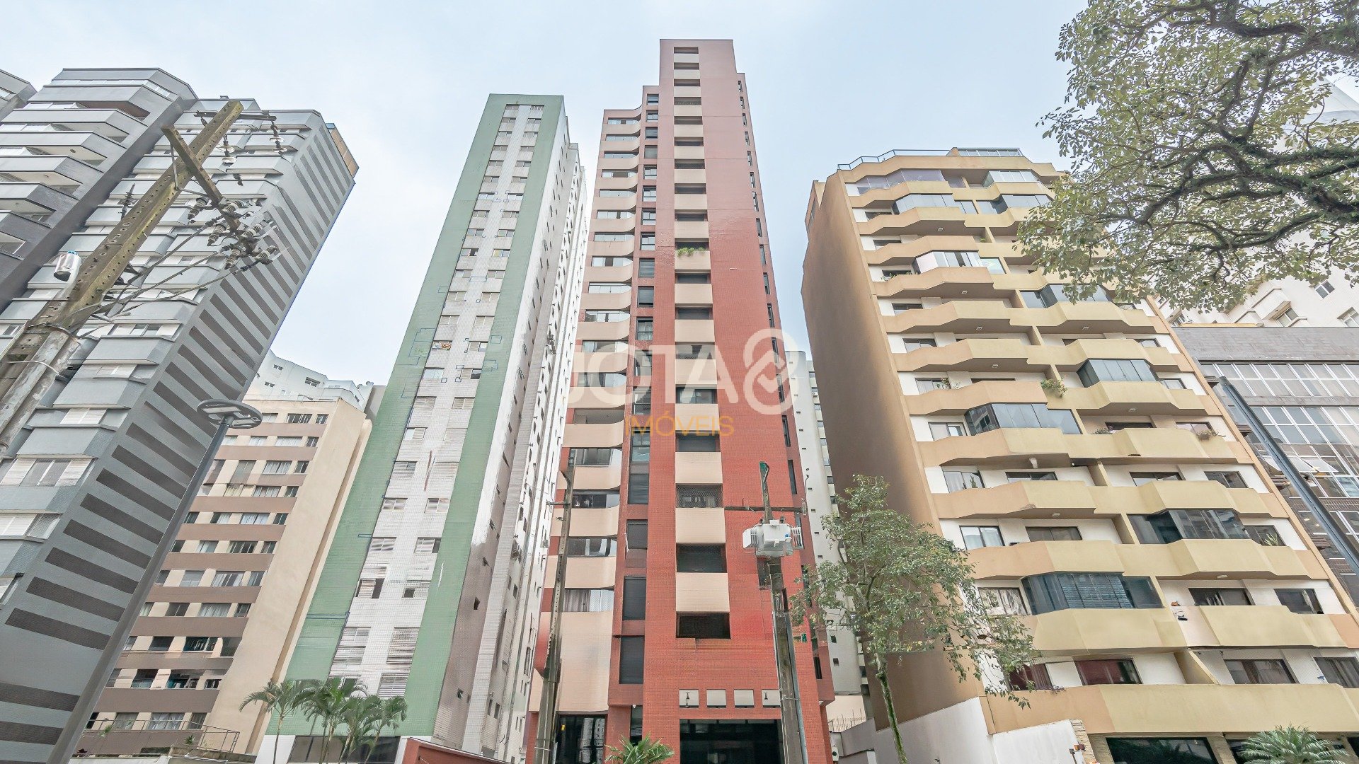 APARTAMENTO 3 QUARTOS E 3 VAGAS NO BATEL