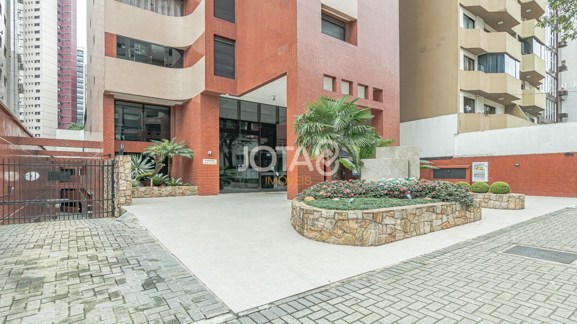 APARTAMENTO 3 QUARTOS E 3 VAGAS NO BATEL