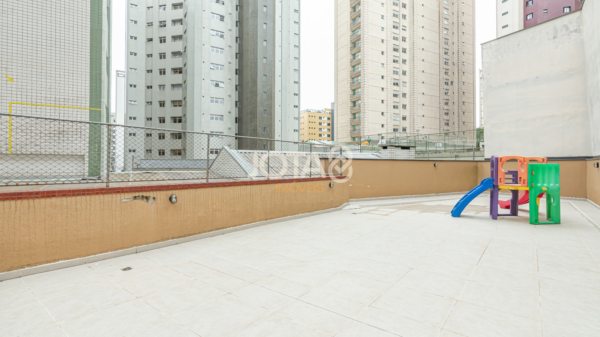 APARTAMENTO 3 QUARTOS E 3 VAGAS NO BATEL