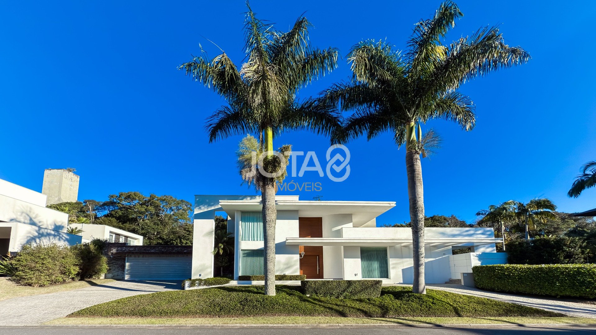 CASA ESPETACULAR COM 5 SUÍTES EM CONDOMÍNIO NO CAMPO COMPRIDO