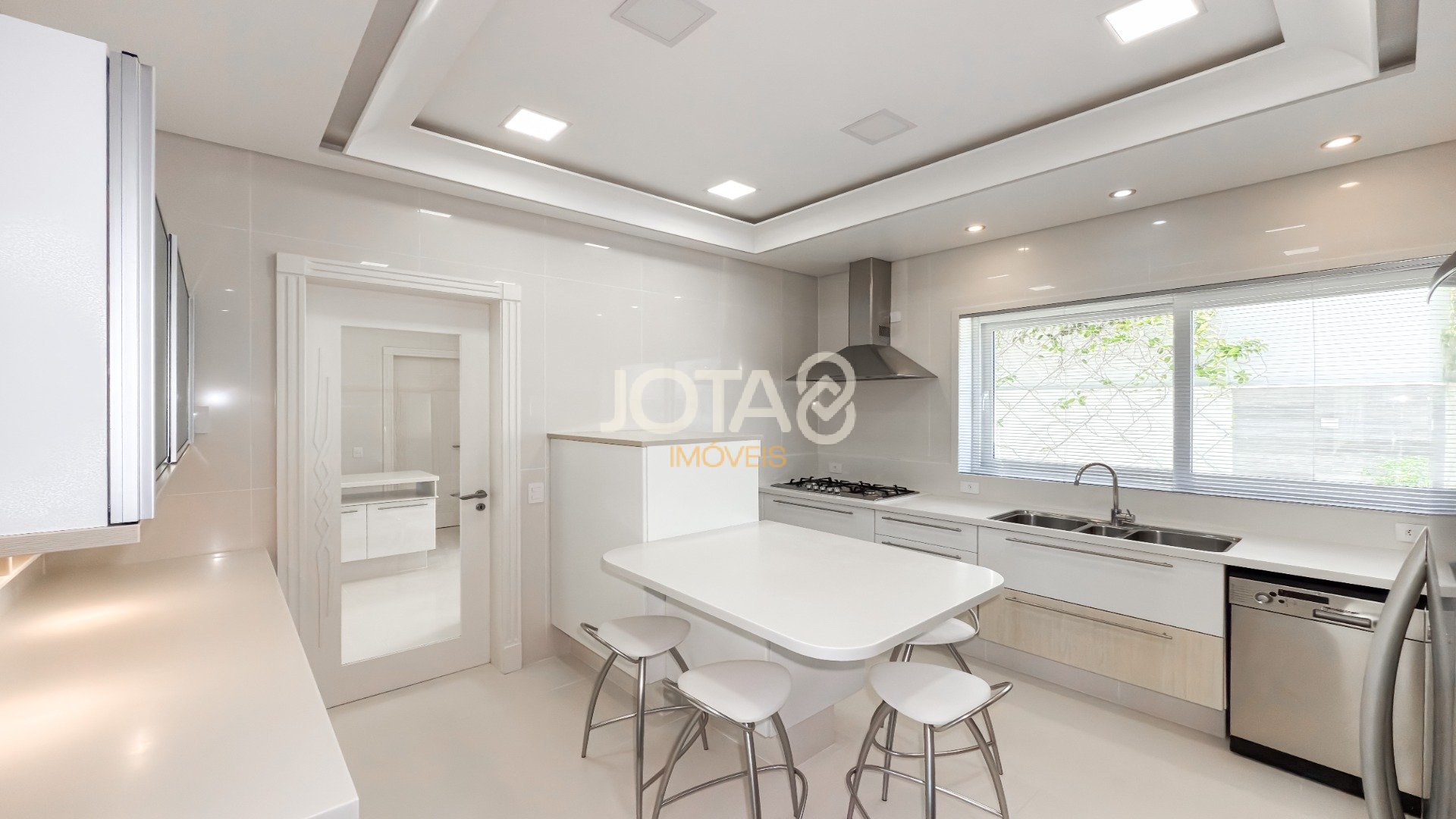 CASA EM CONDOMINIO COM 5 QUARTOS EM SANTA FELICIDADE!