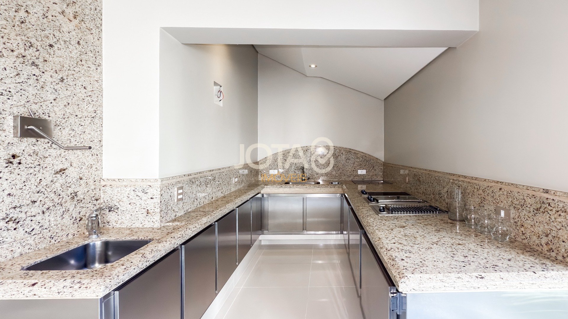 CASA EM CONDOMINIO COM 5 QUARTOS EM SANTA FELICIDADE!