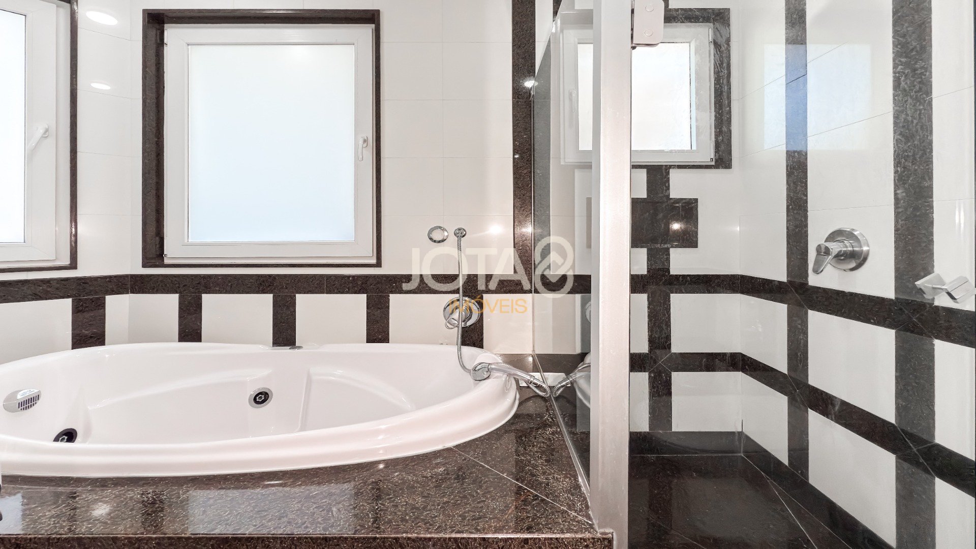CASA EM CONDOMINIO COM 5 QUARTOS EM SANTA FELICIDADE!