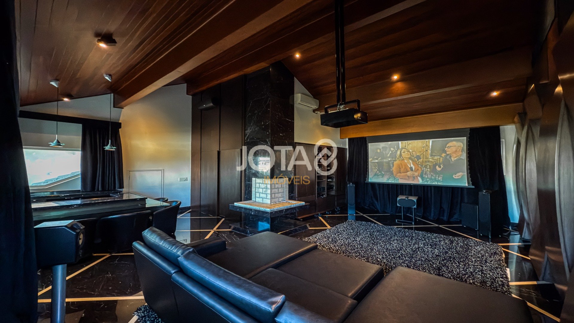CASA EM CONDOMINIO COM 5 QUARTOS EM SANTA FELICIDADE!