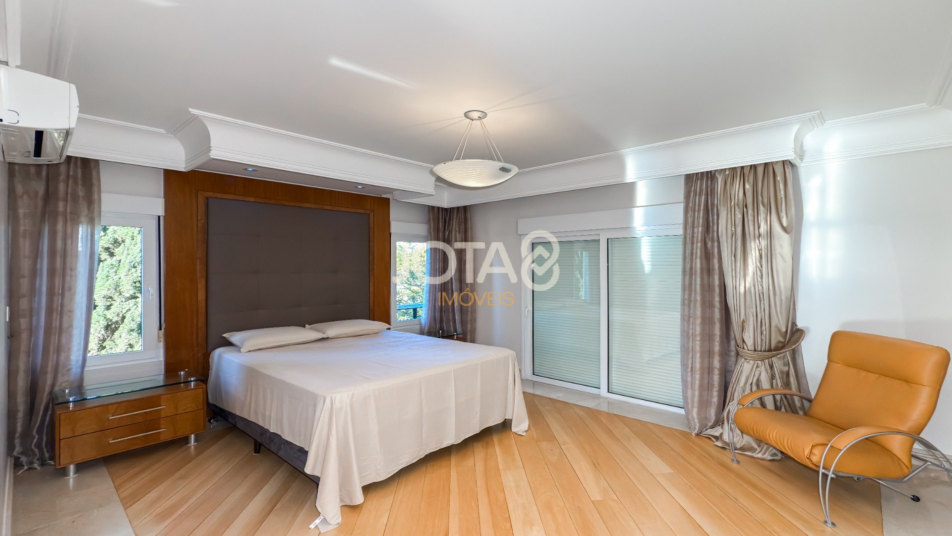 CASA EM CONDOMINIO COM 5 QUARTOS EM SANTA FELICIDADE!