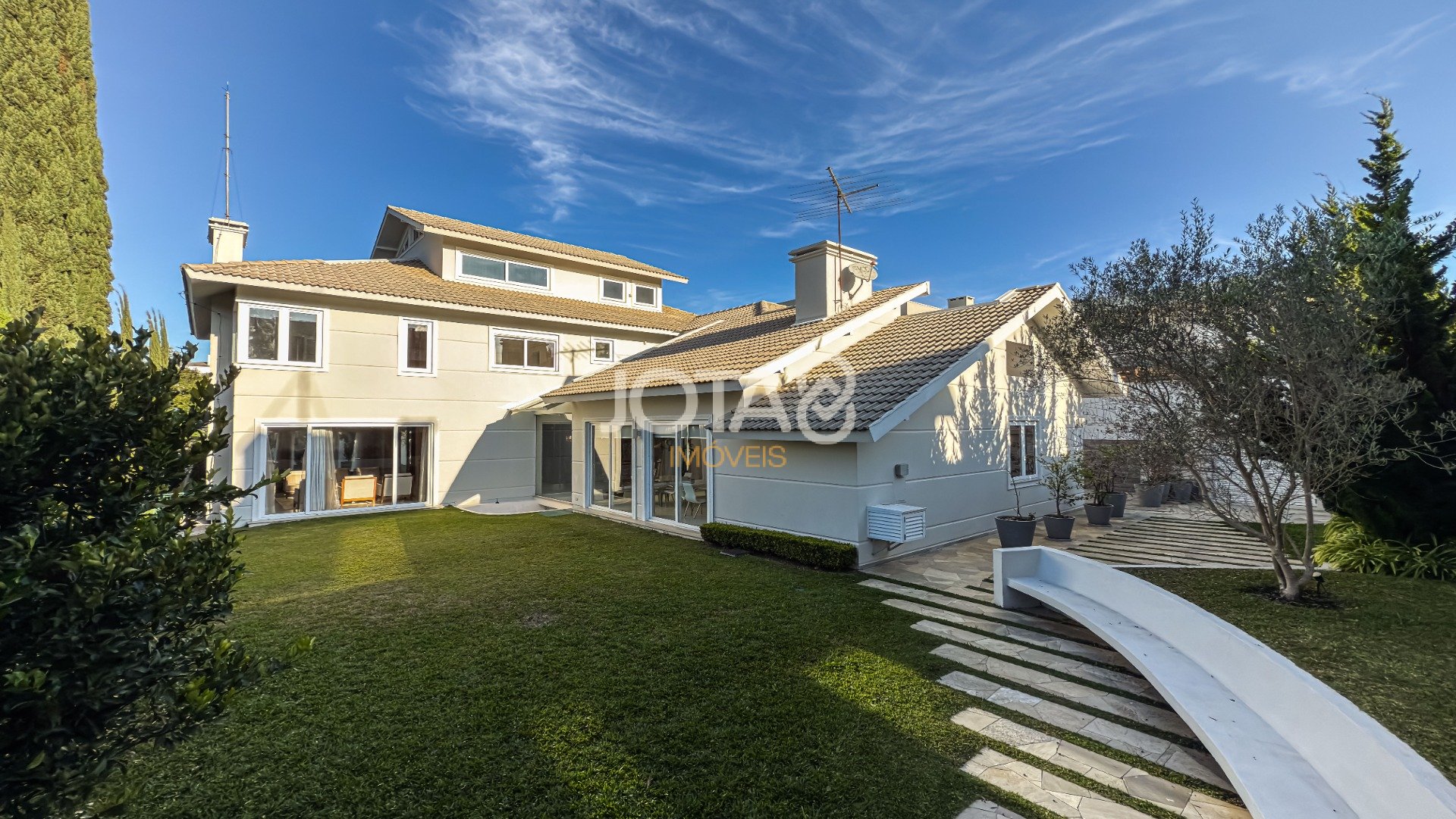 CASA EM CONDOMINIO COM 5 QUARTOS EM SANTA FELICIDADE!