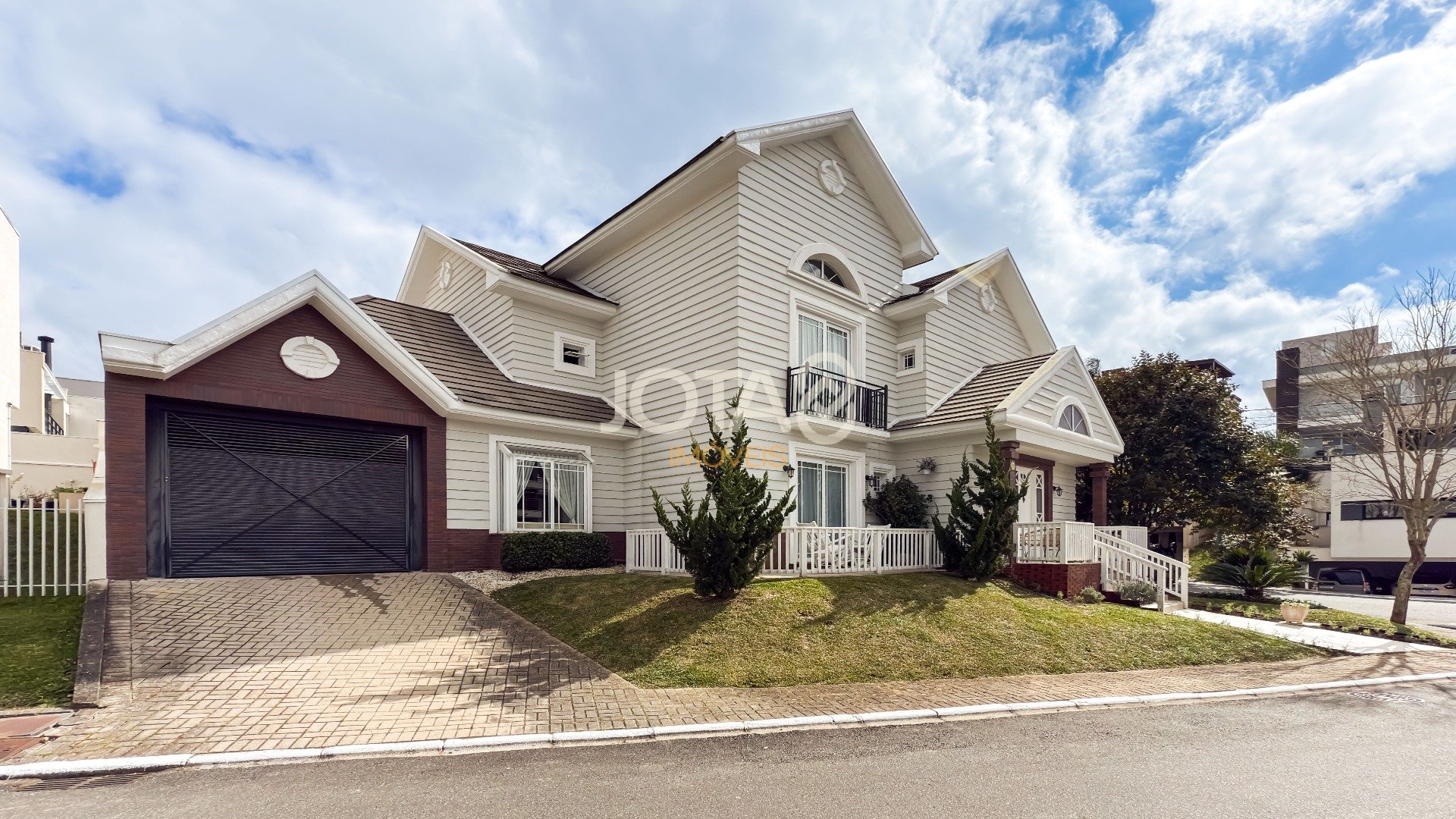 CASA COM 4 SUÍTES PRONTA PARA MORAR EM SANTA FELICIDADE!