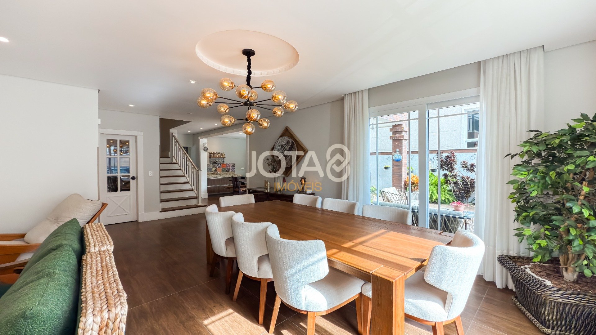CASA COM 4 SUÍTES PRONTA PARA MORAR EM SANTA FELICIDADE!