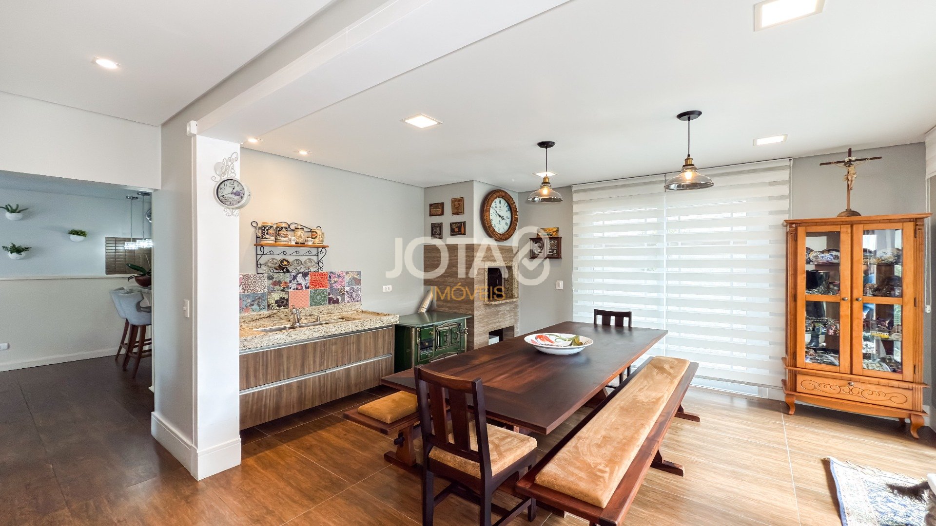 CASA COM 4 SUÍTES PRONTA PARA MORAR EM SANTA FELICIDADE!