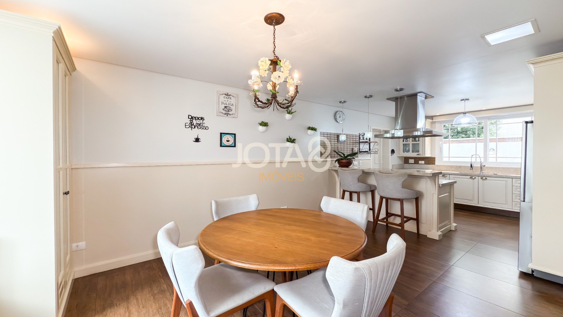 CASA COM 4 SUÍTES PRONTA PARA MORAR EM SANTA FELICIDADE!