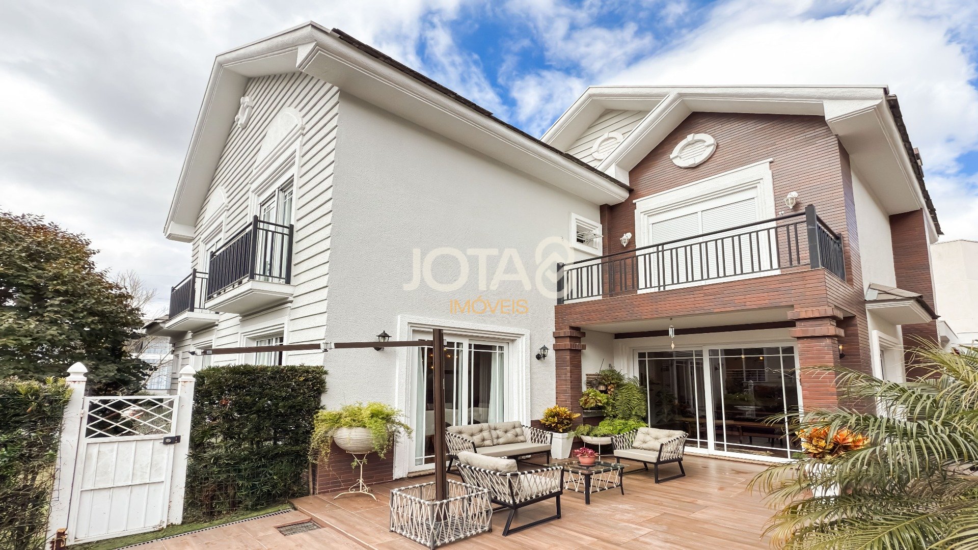 CASA COM 4 SUÍTES PRONTA PARA MORAR EM SANTA FELICIDADE!