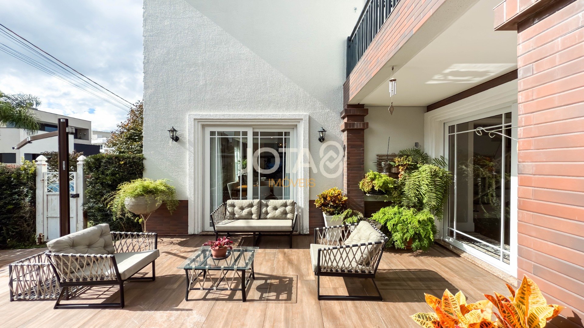 CASA COM 4 SUÍTES PRONTA PARA MORAR EM SANTA FELICIDADE!