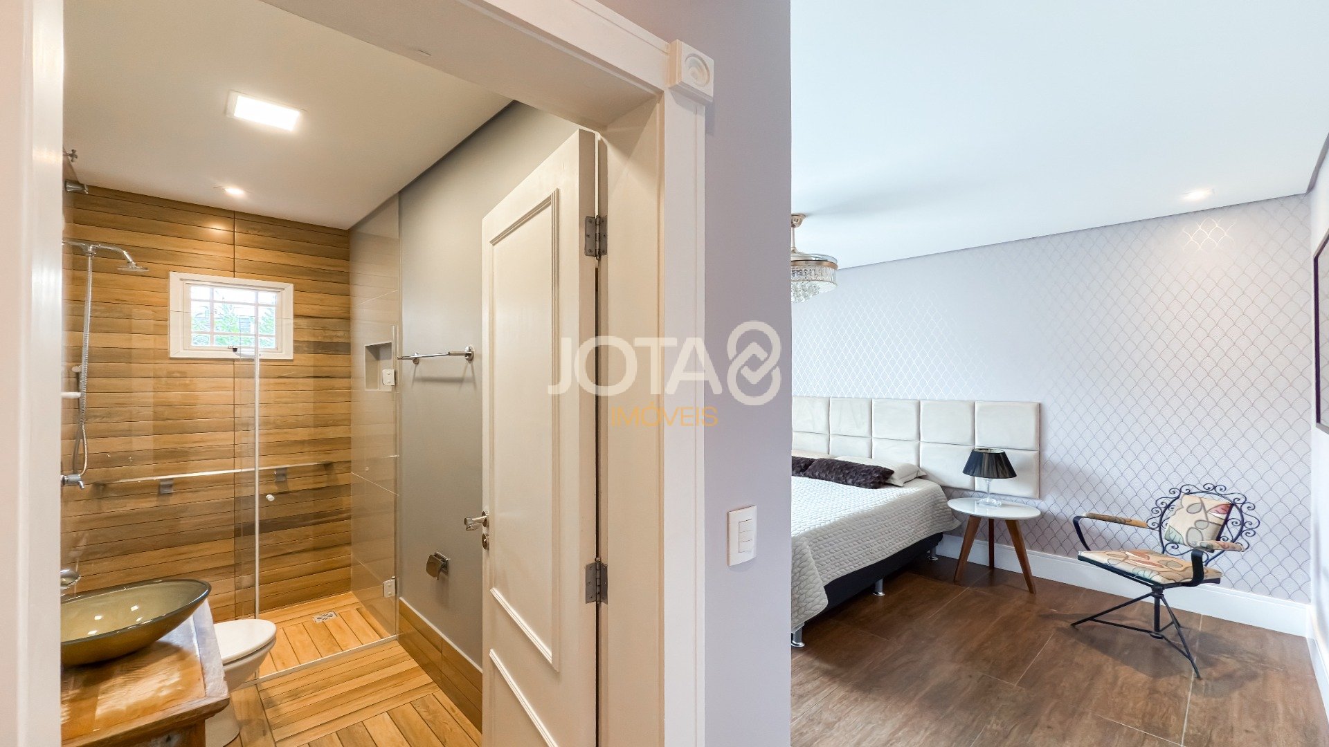 CASA COM 4 SUÍTES PRONTA PARA MORAR EM SANTA FELICIDADE!