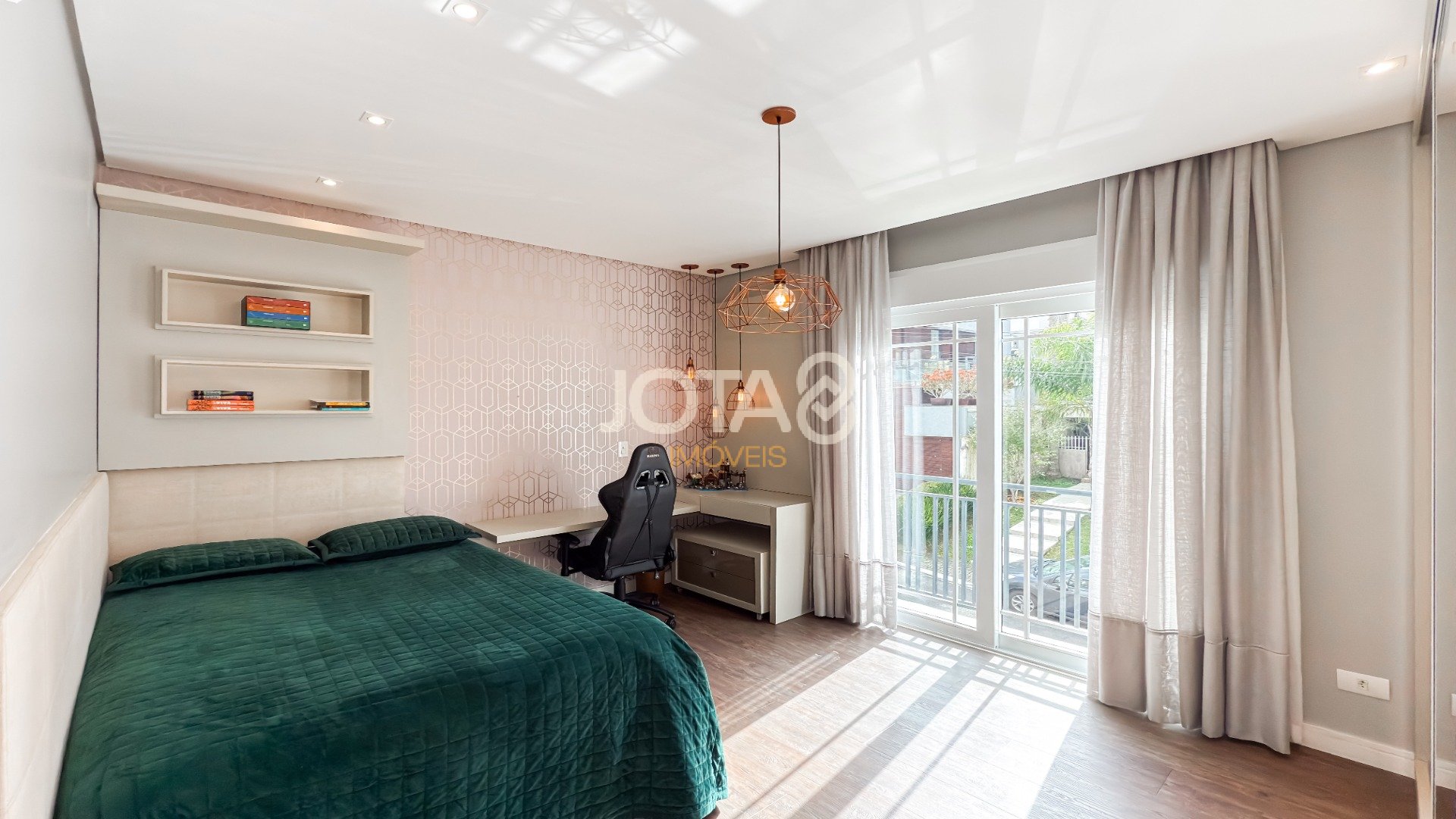 CASA COM 4 SUÍTES PRONTA PARA MORAR EM SANTA FELICIDADE!
