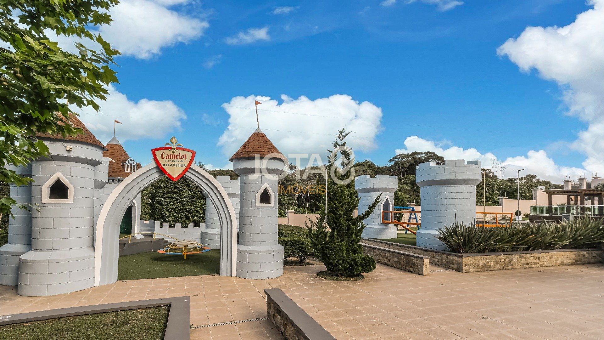 CASA COM 4 SUÍTES PRONTA PARA MORAR EM SANTA FELICIDADE!