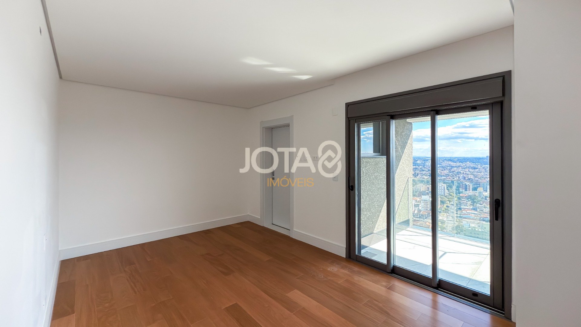 COBERTURA VITRA: COM PLANTA LINEAR E VISTA PARA A SERRA DO MAR.
