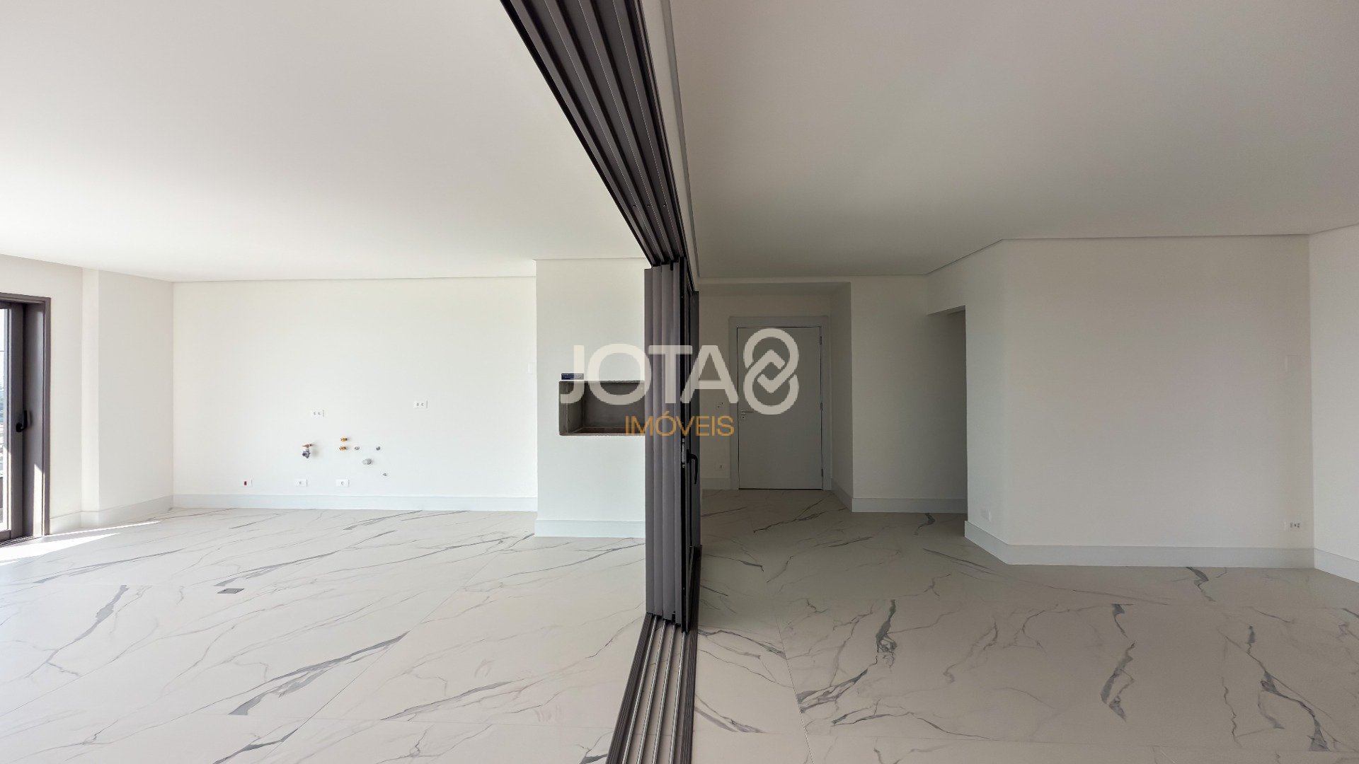 COBERTURA VITRA: COM PLANTA LINEAR E VISTA PARA A SERRA DO MAR.