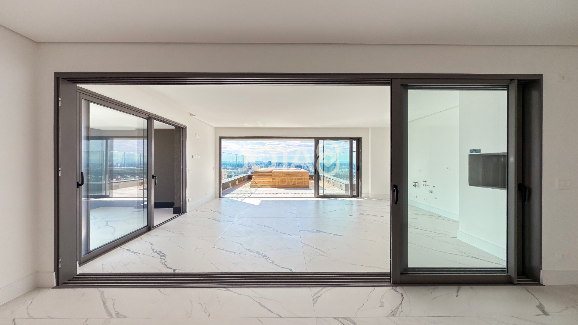 COBERTURA VITRA: COM PLANTA LINEAR E VISTA PARA A SERRA DO MAR.