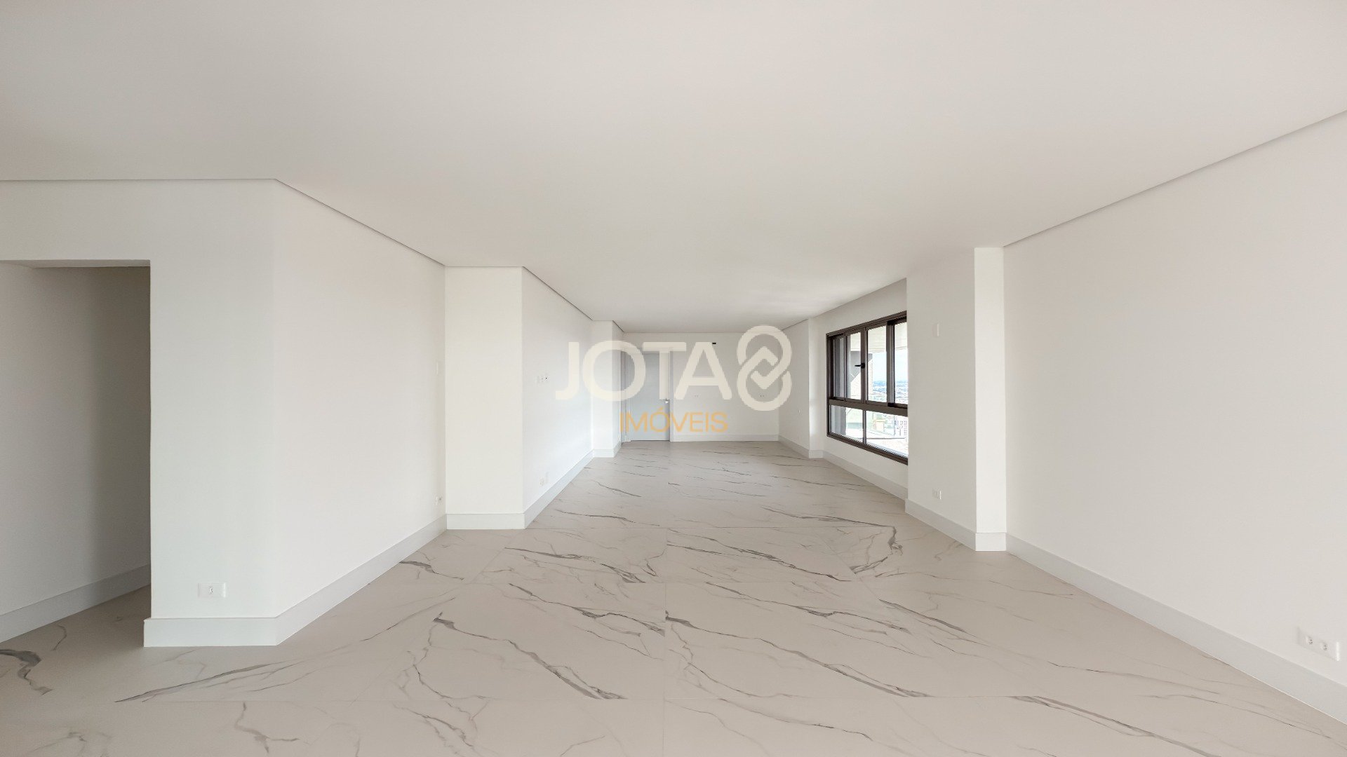 COBERTURA VITRA: COM PLANTA LINEAR E VISTA PARA A SERRA DO MAR.