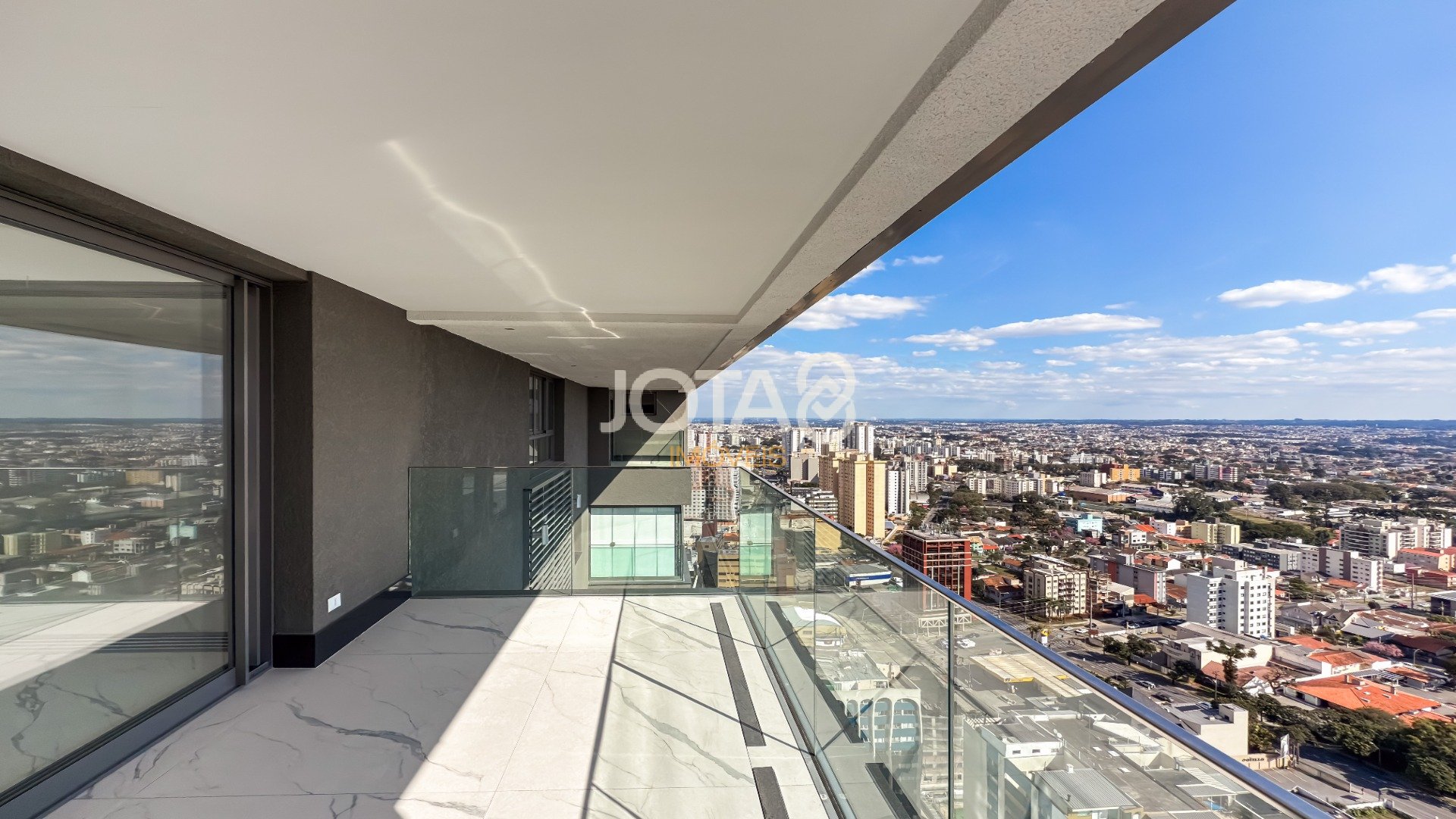 COBERTURA VITRA: COM PLANTA LINEAR E VISTA PARA A SERRA DO MAR.
