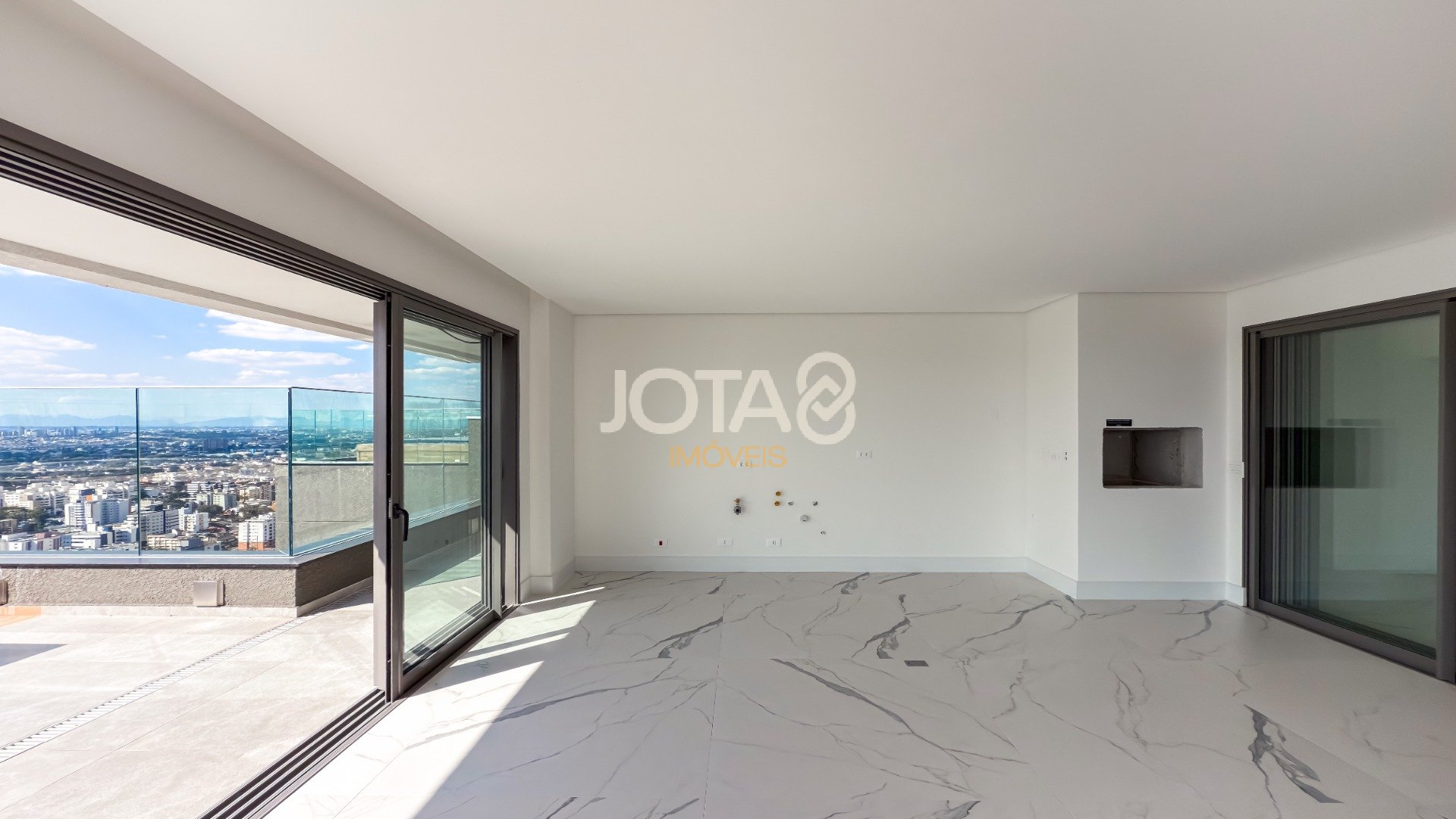 COBERTURA VITRA: COM PLANTA LINEAR E VISTA PARA A SERRA DO MAR.