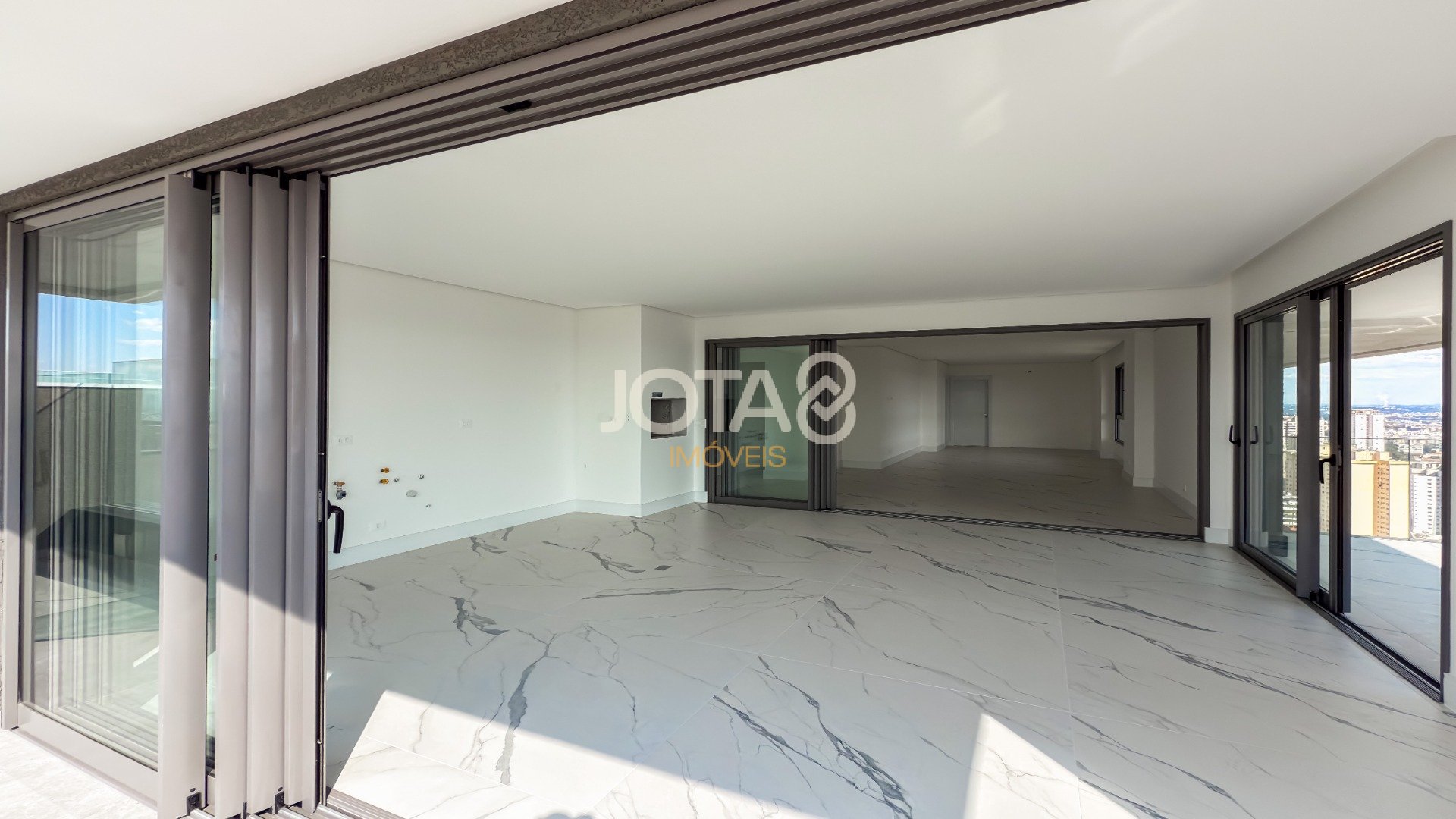 COBERTURA VITRA: COM PLANTA LINEAR E VISTA PARA A SERRA DO MAR.