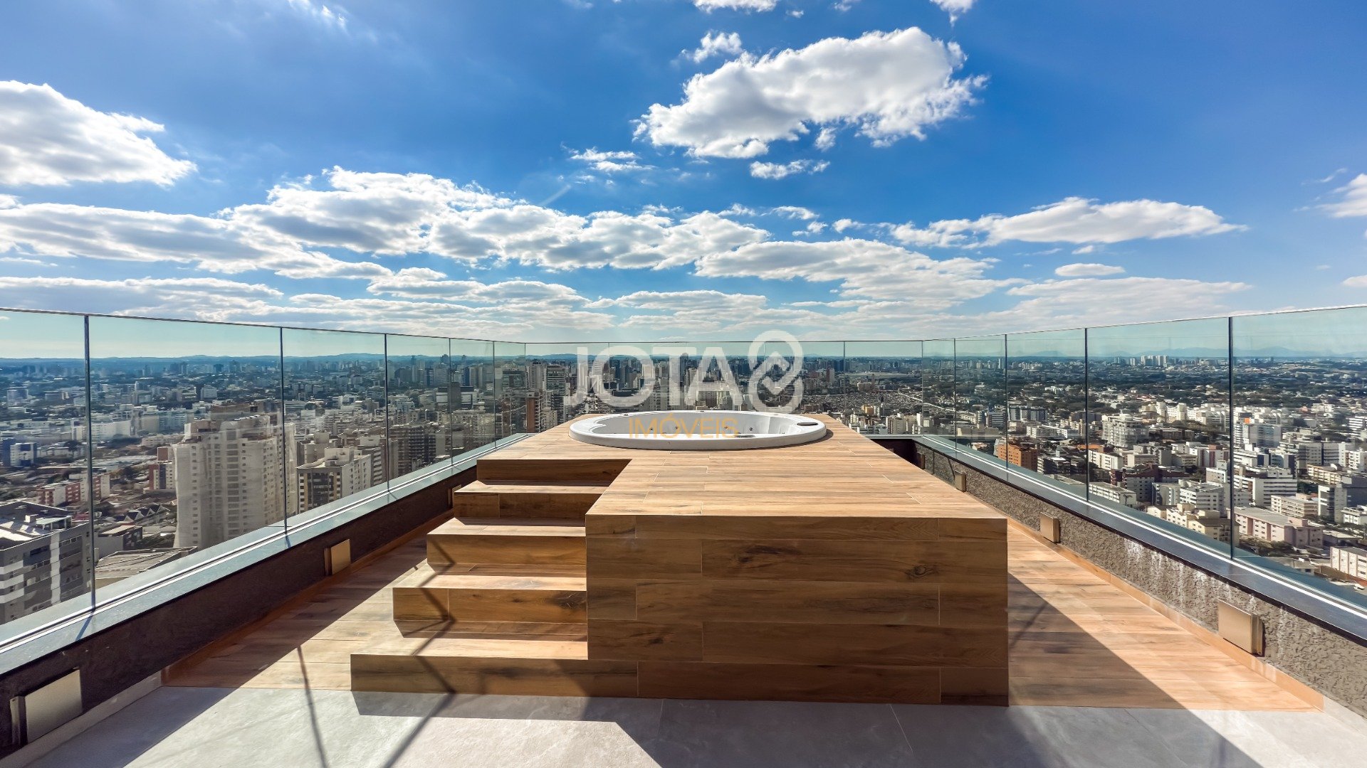 COBERTURA VITRA: COM PLANTA LINEAR E VISTA PARA A SERRA DO MAR.