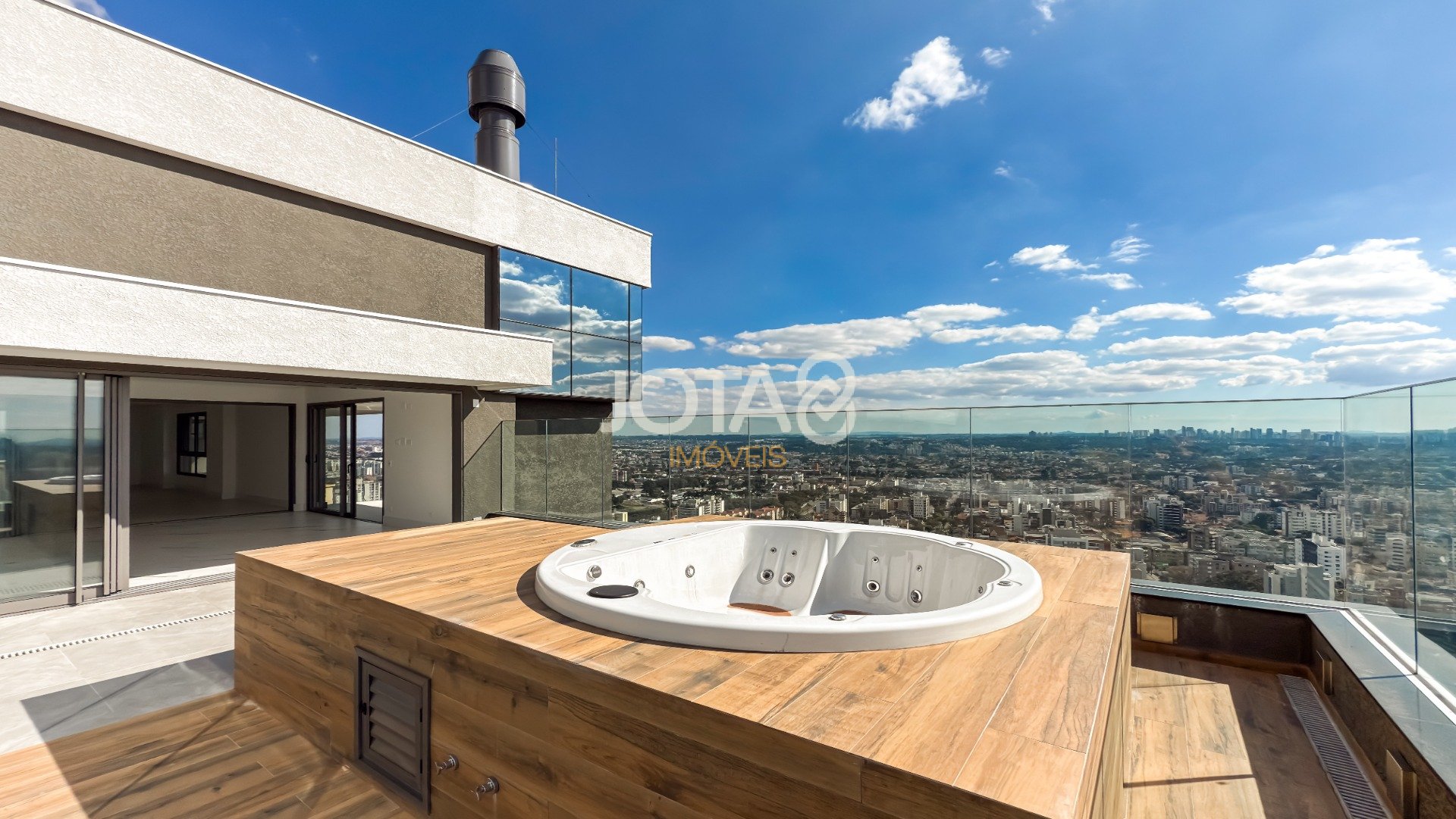 COBERTURA VITRA: COM PLANTA LINEAR E VISTA PARA A SERRA DO MAR.