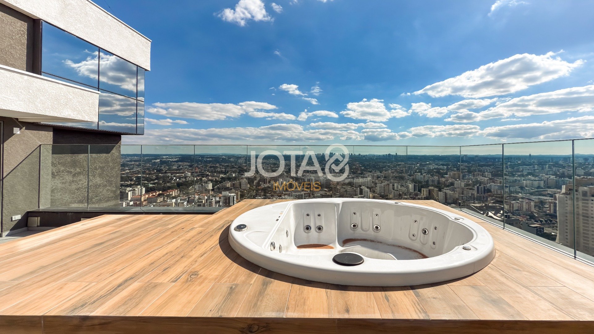 COBERTURA VITRA: COM PLANTA LINEAR E VISTA PARA A SERRA DO MAR.