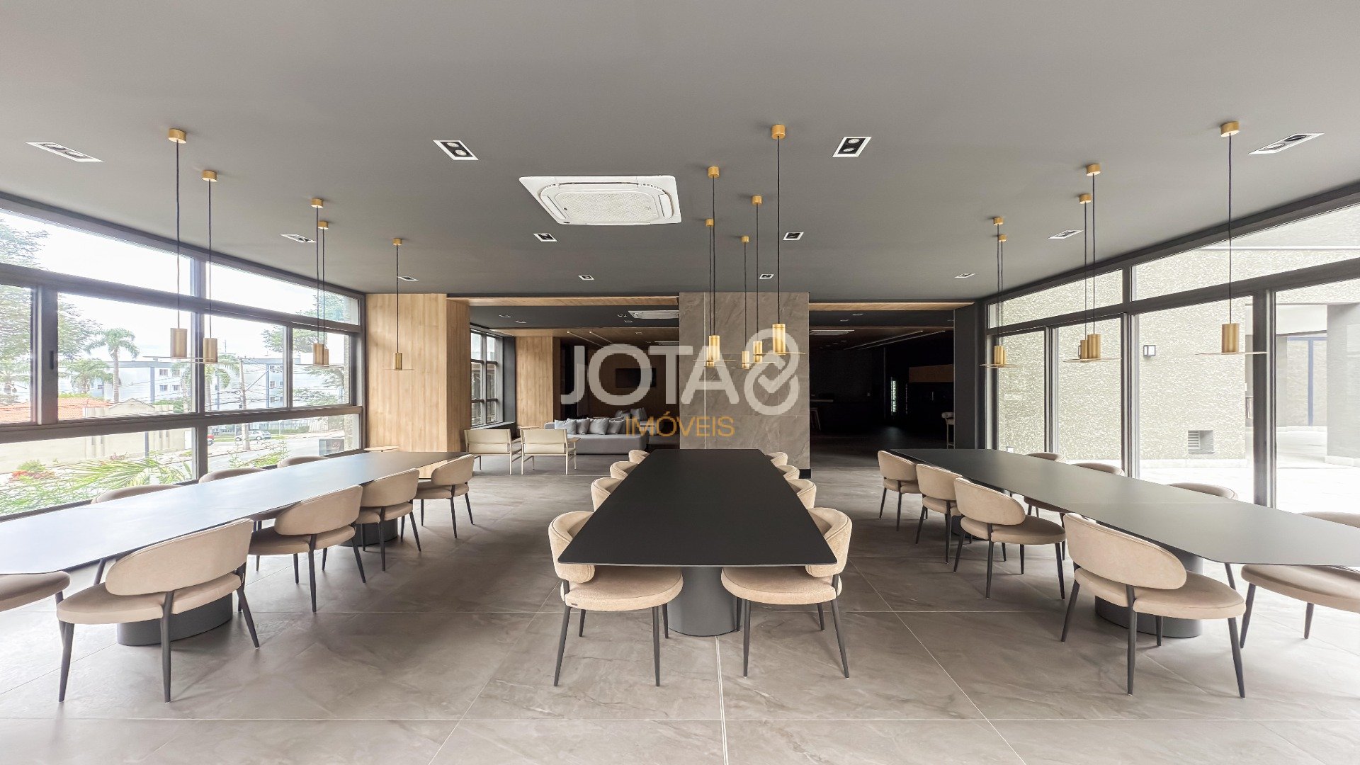 COBERTURA VITRA: COM PLANTA LINEAR E VISTA PARA A SERRA DO MAR.