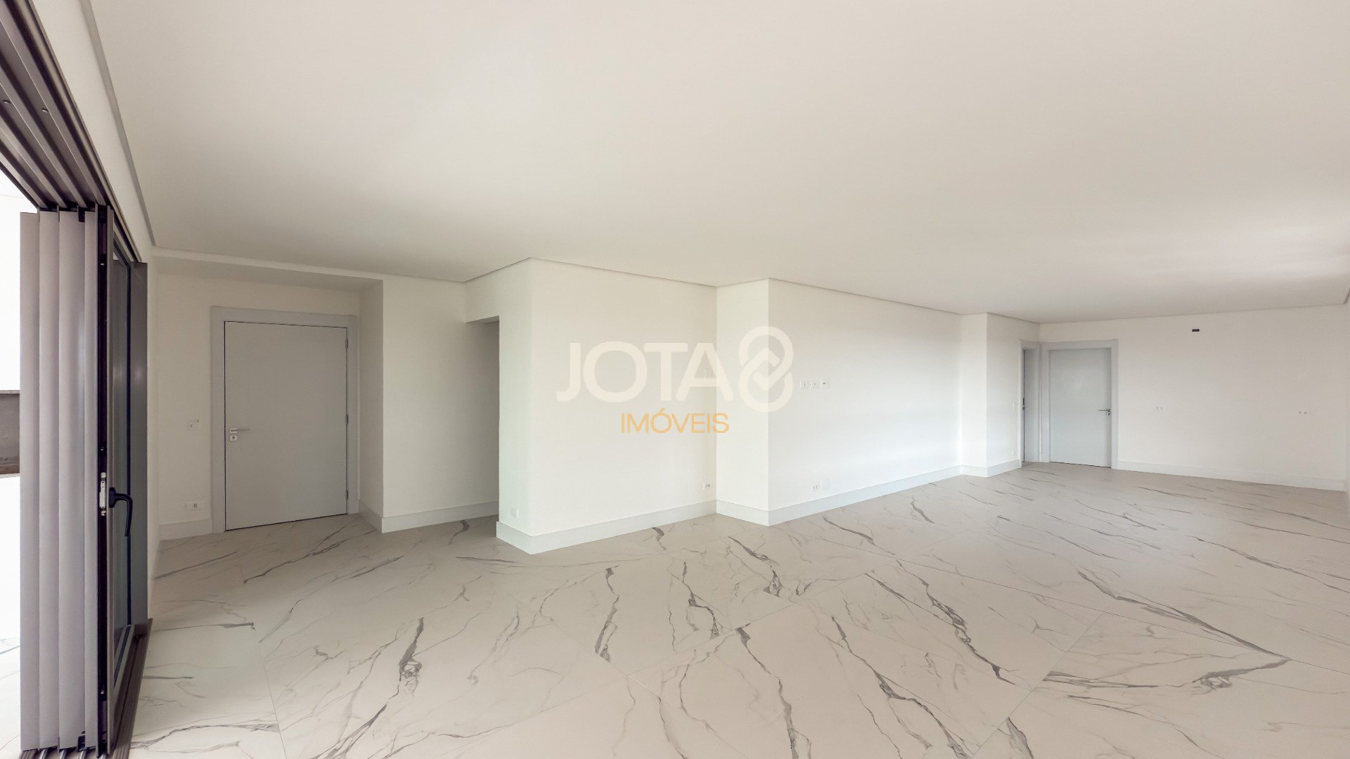 COBERTURA VITRA: COM PLANTA LINEAR E VISTA PARA A SERRA DO MAR.