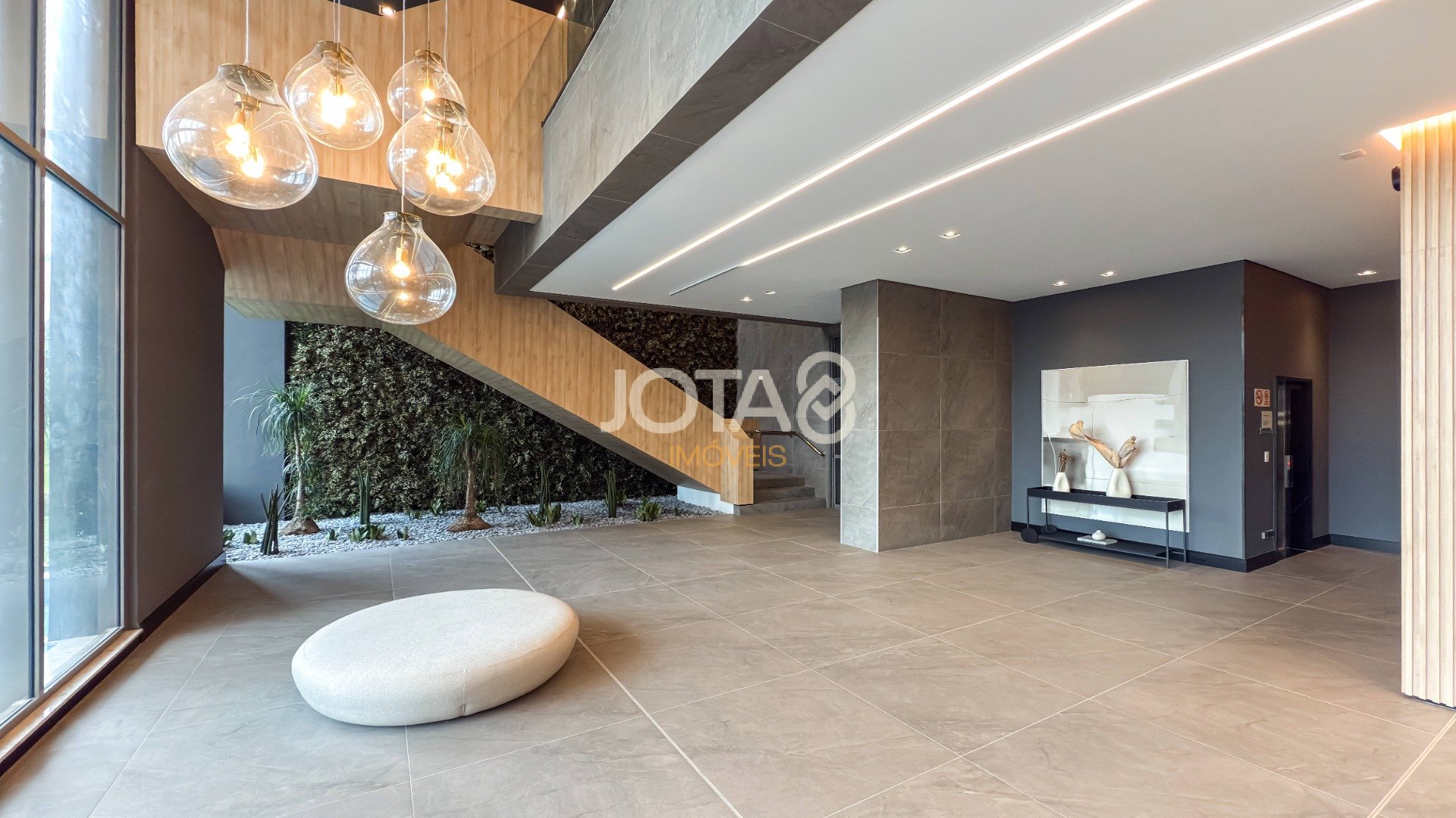 COBERTURA VITRA: COM PLANTA LINEAR E VISTA PARA A SERRA DO MAR.