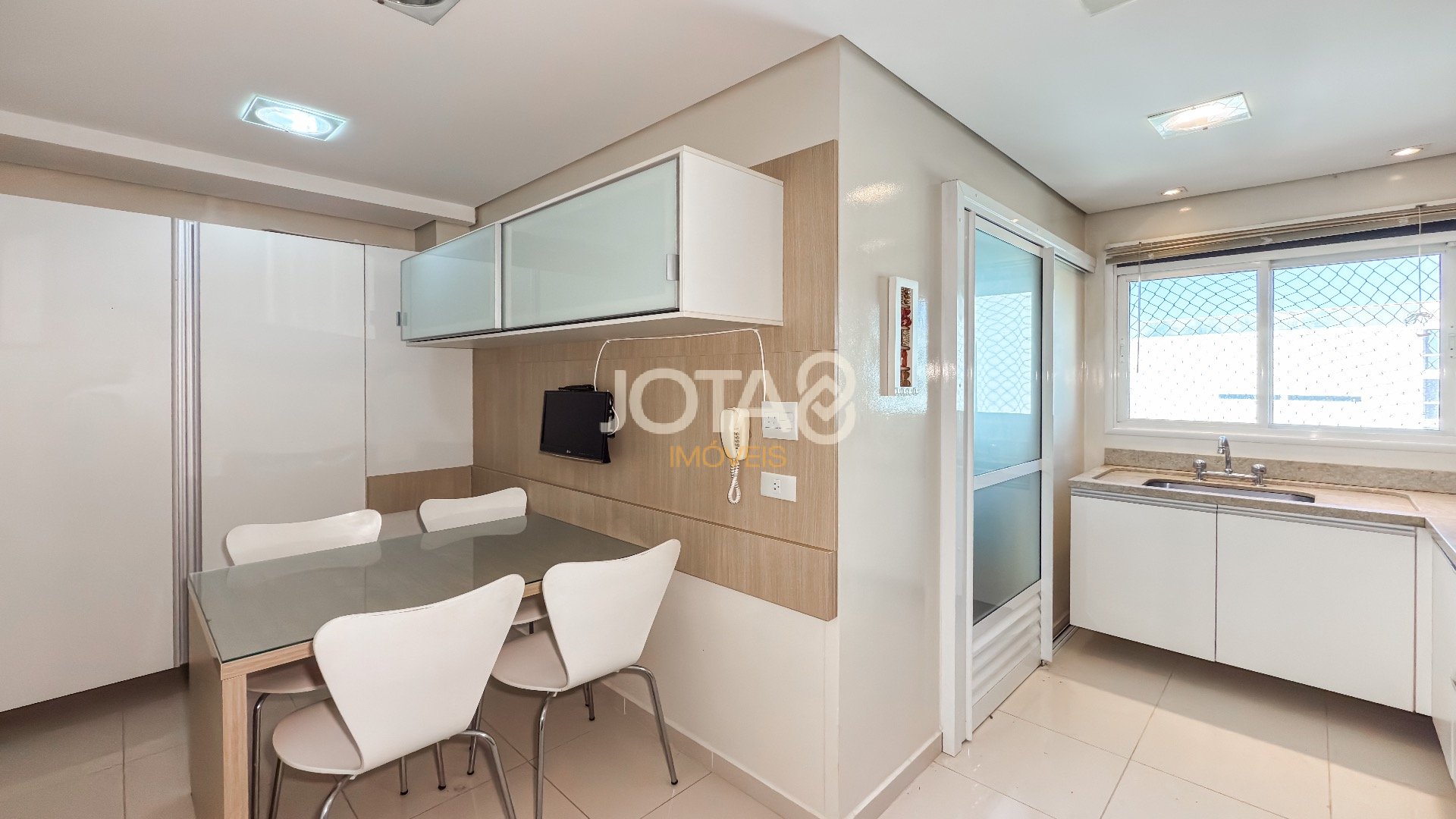 APARTAMENTO COM 2 DORMITÓRIO E 2 VAGAS NO ECOVILLE